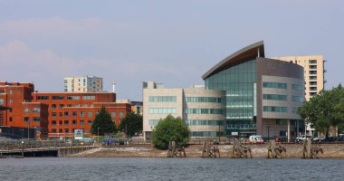 CARDIFF BİRLİK KINGDOM 06 17 2023: Cardiff Körfezi, Galler 'in başkenti Güney Cardiff' teki Cardiff Barrage tarafından oluşturulan alan.. 