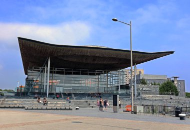 CARDIFF BİRLİK KINGDOM 06 17 23: Senedd, ayrıca Ulusal Meclis binası olarak da bilinir, Kraliçe 2. Elizabeth tarafından 2006 yılında Güney Galler 'in Cardiff kentinde açıldı ve Galler Parlamentosu' nun bulunduğu yerdir.