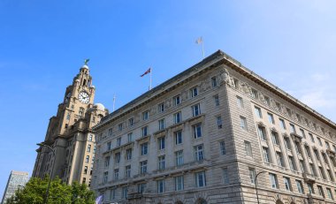 LiVERPOOL BİRLİK KINGDOM 06 07 2023: Royal Liver Building listelediğim bir binadır. Liverpool liman binası ve komşu Cunard binası ile birlikte Pier Head 'de yer alır.