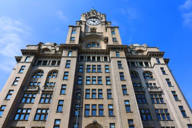 LiVERPOOL BİRLİK KINGDOM 06 07 2023: Royal Liver Building listelediğim bir binadır. Liverpool liman binası ve komşu Cunard binası ile birlikte Pier Head 'de yer alır.