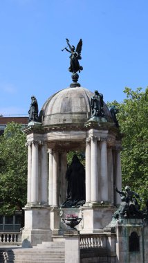 LiVERPOOL BİRLİK KINGDOM 06 07: 23: The Queen Victoria Anıtı Liverpool Meydanı 'ndaki Liverpool Şatosu' nun eski şantiyesi üzerine inşa edilmiş büyük bir neo-barok veya Beaux-Arts anıtıdır..