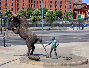LiVERPOOL BİRLİK KINGDOM 06 07: İp at heykeli bronz olarak atılmadan önce ipte yapılmıştı. Anatomik olarak doğru bir at, 4.5 metre yüksekliğinde ve 4 ton ağırlığında..
