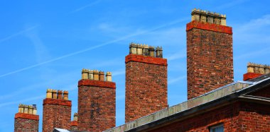 Mavi gökyüzü arka planında tuğla bacalar