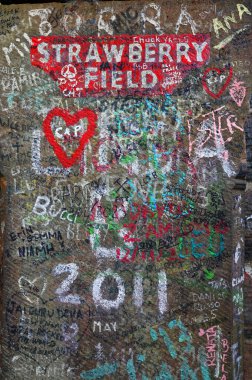 Liverpool 'daki Çilek Tarlası tabelası.. 