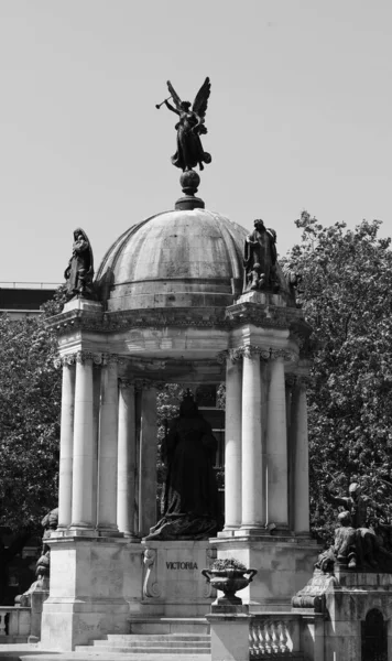 维多利亚女王纪念碑 Queen Victoria Monument 是一座大型的新巴洛克或博城艺术纪念碑 建于利物浦德比广场 Derby Square 的利物浦城堡旧址之上 — 图库照片