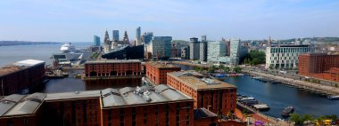 LiVERPOOL BİRLİĞİ KINGDOM 06 07 2023: Liverpool deniz kıyısı, İngiltere 'nin kuzeybatısında bulunan bir şehirdir. Başkent, Birleşik Krallık 'taki en büyük beşinci metropoliten bölgedir.