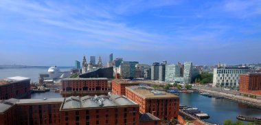 LiVERPOOL BİRLİK KINGDOM 06 07 2023: Liverpool 'un Wheel of Liverpool manzaralı eski ve yeni mimarisine sahip şehir