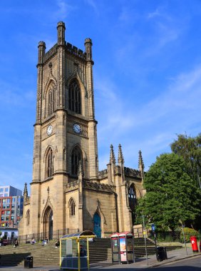 LiVERPOOL BİRLİK KINGDOM 06 07 2023: St Luke Kilisesi, daha çok yerel halk tarafından bombalanan kilise olarak bilinir Liverpool, İngiltere 'de eski bir Anglikan kilisesidir..