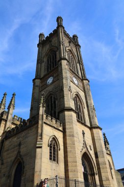 LiVERPOOL BİRLİK KINGDOM 06 07 2023: St Luke Kilisesi, daha çok yerel halk tarafından bombalanan kilise olarak bilinir Liverpool, İngiltere 'de eski bir Anglikan kilisesidir..