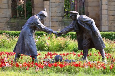 LiVERPOOL BİRLİK KINGDOM 06 07 2023: Andy Edwards 'ın 1914 yılbaşı ateşkesi anısına birlikte anılan bir heykel, St. Luke Kilisesi' nin Canlı Kilisesi 'ne dayanmaktadır.