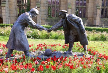 LiVERPOOL BİRLİK KINGDOM 06 07 2023: Andy Edwards 'ın 1914 yılbaşı ateşkesi anısına birlikte anılan bir heykel, St. Luke Kilisesi' nin Canlı Kilisesi 'ne dayanmaktadır.