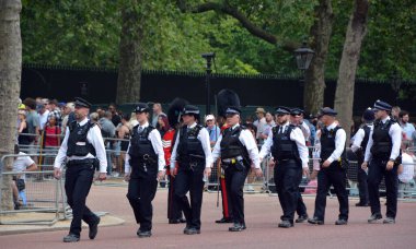 LONDRA BİRLİK KINGDOM 06 17 2023: Hükümdarın doğum gününde kral muhafızları resmi olarak bayrak töreniyle kutlanır (Kralın doğum günü geçidi)).