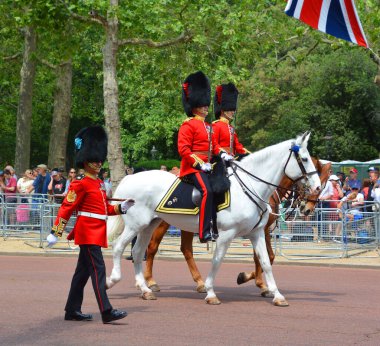 LONDON BİRLİĞİ KINGDOM - 06 17 2023: Hükümdarın doğum gününde kral muhafızları resmi olarak bayrak töreniyle kutlanır (Kralın doğum günü geçidi)).