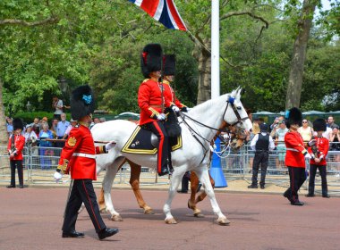 LONDON BİRLİĞİ KINGDOM - 06 17 2023: Hükümdarın doğum gününde kral muhafızları resmi olarak bayrak töreniyle kutlanır (Kralın doğum günü geçidi)).