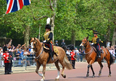 LONDON BİRLİĞİ KINGDOM - 06 17 2023: Hükümdarın doğum gününde kral muhafızları resmi olarak bayrak töreniyle kutlanır (Kralın doğum günü geçidi)).