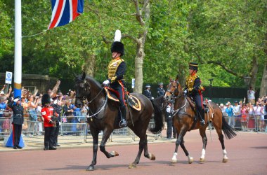 LONDON BİRLİĞİ KINGDOM - 06 17 2023: Hükümdarın doğum gününde kral muhafızları resmi olarak bayrak töreniyle kutlanır (Kralın doğum günü geçidi)).