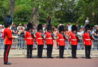 LONDON BİRLİĞİ KINGDOM - 06 17 2023: Hükümdarın doğum gününde kral muhafızları resmi olarak bayrak töreniyle kutlanır (Kralın doğum günü geçidi)).