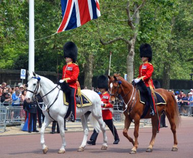 LONDON BİRLİĞİ KINGDOM - 06 17 2023: Hükümdarın doğum gününde kral muhafızları resmi olarak bayrak töreniyle kutlanır (Kralın doğum günü geçidi)).