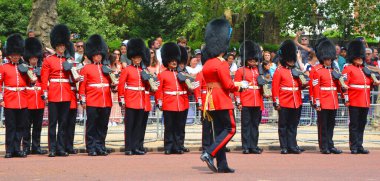 LONDON BİRLİĞİ KINGDOM - 06 17 2023: Hükümdarın doğum gününde kral muhafızları resmi olarak bayrak töreniyle kutlanır (Kralın doğum günü geçidi)).