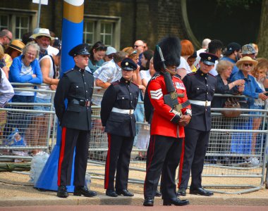 LONDON BİRLİĞİ KINGDOM - 06 17 2023: Hükümdarın doğum gününde kral muhafızları resmi olarak bayrak töreniyle kutlanır (Kralın doğum günü geçidi)).