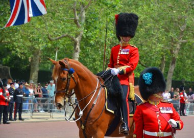LONDON BİRLİĞİ KINGDOM - 06 17 2023: Hükümdarın doğum gününde kral muhafızları resmi olarak bayrak töreniyle kutlanır (Kralın doğum günü geçidi)).