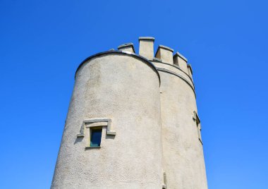 BURAN İRELAND Cumhuriyet 05 28 2023: O 'Brien' s Tower, İngiliz turistler için gözlem noktası olarak yerel ev sahibi ve milletvekili Sir Cornelius OBrien tarafından 1835 yılında uçurumlara inşa edilmiştir.
