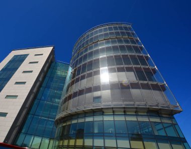 Şehrin modern binası 