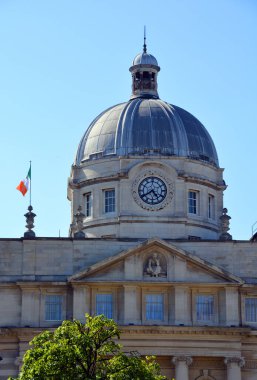 DUBLIN, İRELYA REKLİĞİ - 05 28 2023: Dublin 'deki güzel mimari ve sokak manzarası