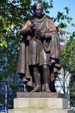 IRELAND DUBLIN REPUBLIC 05 28 2023: Thomas Moore heykeli İrlandalı yazar, şair ve söz yazarı. Eski İrlanda ezgilerine İngilizce şiir dizileri