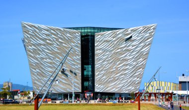 BELFAST NORTHERN IRELAND BİRLİK KINGDOM 06 03 2023: Titanik Belfast Müzesi Titanik Mahallesi 'ndeki eski Harland ve Wolff tersanesinin bulunduğu yerdeki Belfast deniz mirası anıtı  