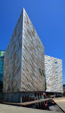 BELFAST NORTHERN IRELAND BİRLİK KINGDOM 06 03 2023: Titanik Belfast Müzesi Titanik Mahallesi 'ndeki eski Harland ve Wolff tersanesinin bulunduğu yerdeki Belfast deniz mirası anıtı  