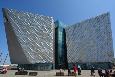 BELFAST NORTHERN IRELAND BİRLİK KINGDOM 06 03 2023: Titanik Belfast Müzesi Titanik Mahallesi 'ndeki eski Harland ve Wolff tersanesinin bulunduğu yerdeki Belfast deniz mirası anıtı  