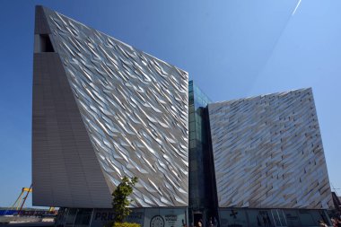 BELFAST NORTHERN IRELAND BİRLİK KINGDOM 06 03 2023: Titanik Belfast Müzesi Titanik Mahallesi 'ndeki eski Harland ve Wolff tersanesinin bulunduğu yerdeki Belfast deniz mirası anıtı  