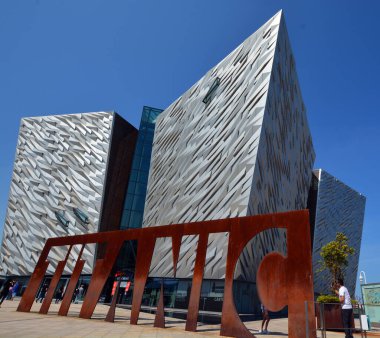 BELFAST NORTHERN IRELAND BİRLİK KINGDOM 06 03 2023: Titanik Belfast Müzesi Titanik Mahallesi 'ndeki eski Harland ve Wolff tersanesinin bulunduğu yerdeki Belfast deniz mirası anıtı  