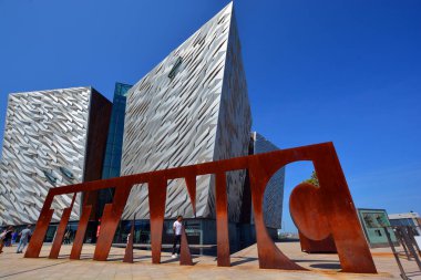 BELFAST NORTHERN IRELAND BİRLİK KINGDOM 06 03 2023: Titanik Belfast Müzesi Titanik Mahallesi 'ndeki eski Harland ve Wolff tersanesinin bulunduğu yerdeki Belfast deniz mirası anıtı  