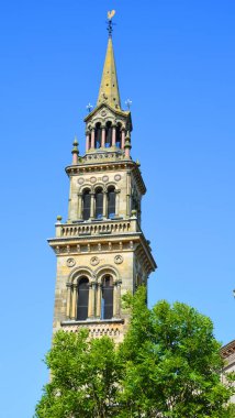 BELFAST NORTHERN IRELAND BİRLİK KINGDOM 06 03 2023: Belfast 'taki Elmwood Hall Tower, üç katmanlı Corinthian sütunları yoğun aksanlı kemerleri bir İtalyan kampanyasına benzer.