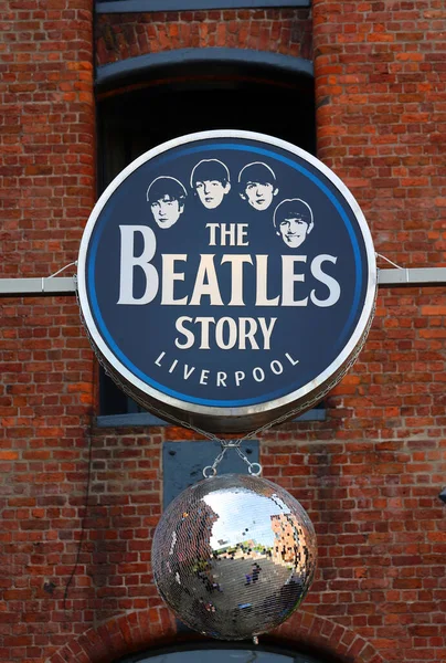 LiVERPOOL BİRLİK KINGDOM 06 07 2023: The Beatles Story, Liverpool 'da Beatles ve tarihleri hakkında bir müzedir. Tarihi Albert Rıhtımı üzerinde yer almaktadır.