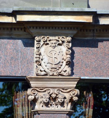 mimari detay, dekoratif elementlerle taş cephe    