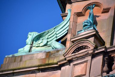 mimari detay, dekoratif elementlerle taş cephe    