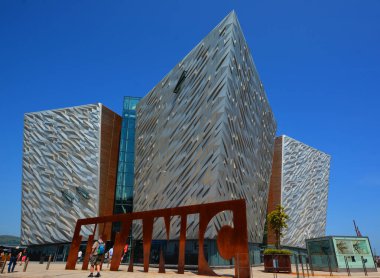 BELFAST NORTHERN IRELAND BİRLİK KINGDOM 06 03 2023: Titanik Belfast Müzesi Titanik Mahallesi 'ndeki eski Harland ve Wolff tersanesinin bulunduğu yerdeki Belfast deniz mirası anıtı  
