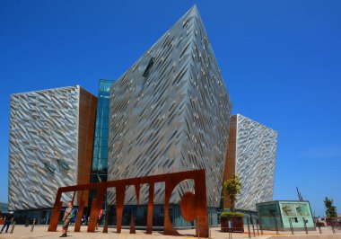 BELFAST NORTHERN IRELAND BİRLİK KINGDOM 06 03 2023: Titanik Belfast Müzesi Titanik Mahallesi 'ndeki eski Harland ve Wolff tersanesinin bulunduğu yerdeki Belfast deniz mirası anıtı  