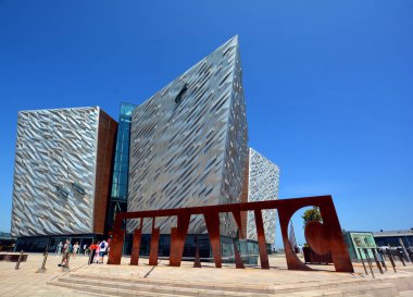 BELFAST NORTHERN IRELAND BİRLİK KINGDOM 06 03 2023: Titanik Belfast Müzesi Titanik Mahallesi 'ndeki eski Harland ve Wolff tersanesinin bulunduğu yerdeki Belfast deniz mirası anıtı  