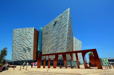 BELFAST NORTHERN IRELAND BİRLİK KINGDOM 06 03 2023: Titanik Belfast Müzesi Titanik Mahallesi 'ndeki eski Harland ve Wolff tersanesinin bulunduğu yerdeki Belfast deniz mirası anıtı  