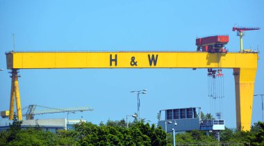 BELFAST NORTHERN IRELAND BİRLİK KINGDOM 06 03 2023: Samson ve Goliath Queen 's Island' da bulunan ikiz gemi yapımı vinçlerdir. Turnalar Harland ve Wolff tersanesinde.