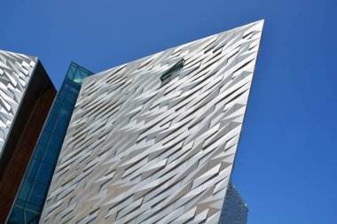 BELFAST NORTHERN IRELAND BİRLİK KINGDOM 06 03 2023: Titanik Belfast Müzesi Titanik Mahallesi 'ndeki eski Harland ve Wolff tersanesinin bulunduğu yerdeki Belfast deniz mirası anıtı  