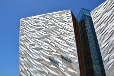 BELFAST NORTHERN IRELAND BİRLİK KINGDOM 06 03 2023: Titanik Belfast Müzesi Titanik Mahallesi 'ndeki eski Harland ve Wolff tersanesinin bulunduğu yerdeki Belfast deniz mirası anıtı  