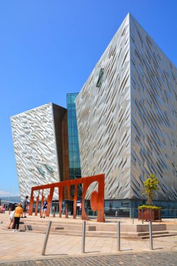 BELFAST NORTHERN IRELAND BİRLİK KINGDOM 06 03 2023: Titanik Belfast Müzesi Titanik Mahallesi 'ndeki eski Harland ve Wolff tersanesinin bulunduğu yerdeki Belfast deniz mirası anıtı  