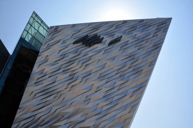 BELFAST NORTHERN IRELAND BİRLİK KINGDOM 06 03 2023: Titanik Belfast Müzesi Titanik Mahallesi 'ndeki eski Harland ve Wolff tersanesinin bulunduğu yerdeki Belfast deniz mirası anıtı  