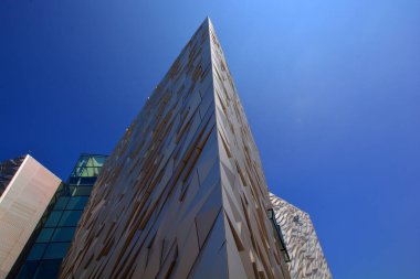 BELFAST NORTHERN IRELAND BİRLİK KINGDOM 06 03 2023: Titanik Belfast Müzesi Titanik Mahallesi 'ndeki eski Harland ve Wolff tersanesinin bulunduğu yerdeki Belfast deniz mirası anıtı  