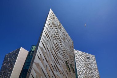 BELFAST NORTHERN IRELAND BİRLİK KINGDOM 06 03 2023: Titanik Belfast Müzesi Titanik Mahallesi 'ndeki eski Harland ve Wolff tersanesinin bulunduğu yerdeki Belfast deniz mirası anıtı  